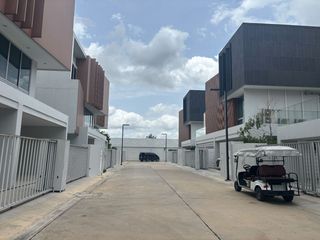 Haus zum Kauf mit 4 Zimmer in Taling Chan, Bangkok