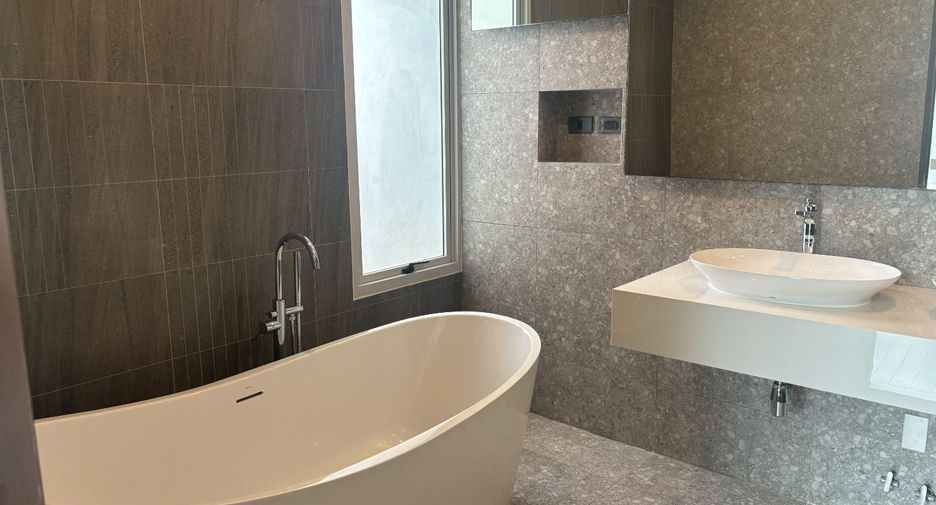 Haus zum Kauf mit 4 Zimmer in Taling Chan, Bangkok