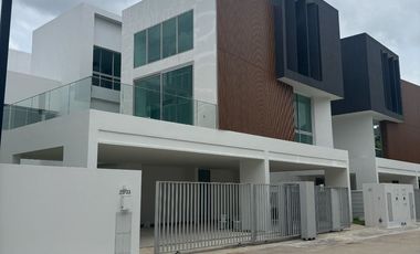 Haus zum Kauf mit 4 Zimmer in Taling Chan, Bangkok