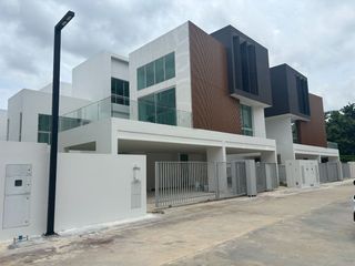 Haus zum Kauf mit 4 Zimmer in Taling Chan, Bangkok