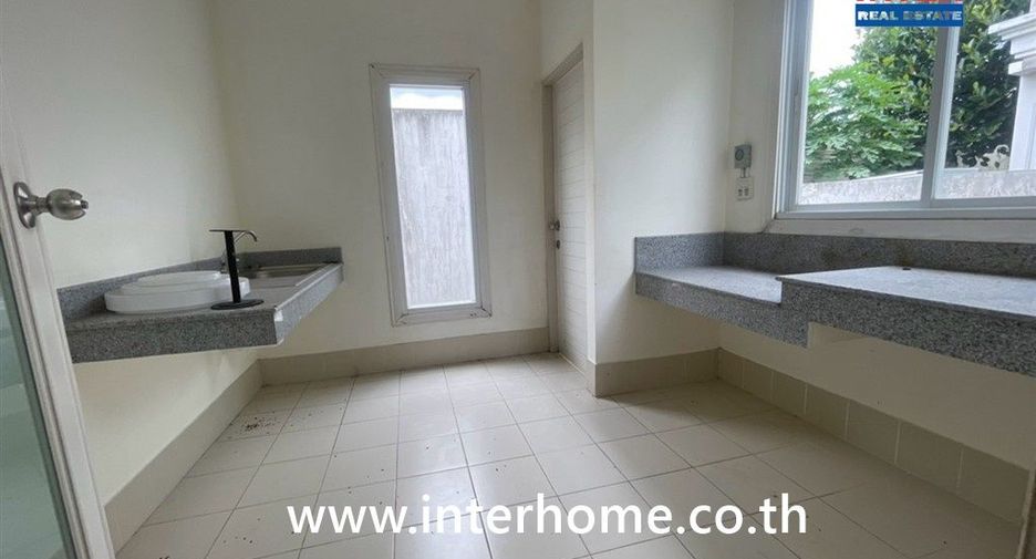 For sale 6 bedrooms house in Lat Krabang, Bangkok