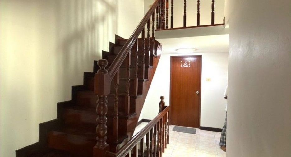 Casa adosada en venta de 3 habitaciones en Taling Chan, Bangkok