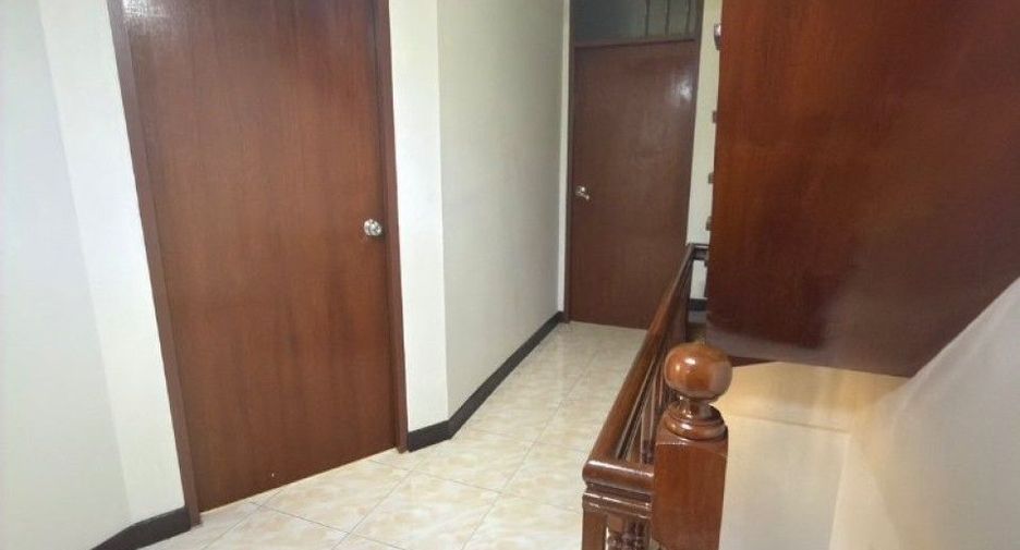 Casa adosada en venta de 3 habitaciones en Taling Chan, Bangkok