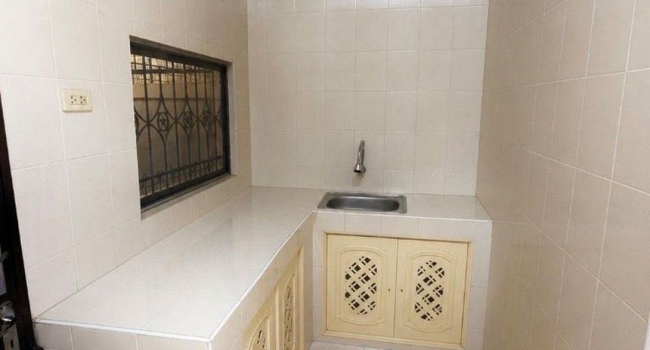 Casa adosada en venta de 3 habitaciones en Taling Chan, Bangkok