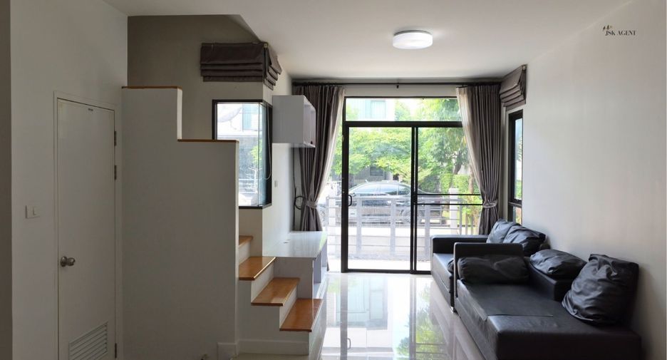 Casa adosada en venta de 3 habitaciones en Sai Mai, Bangkok
