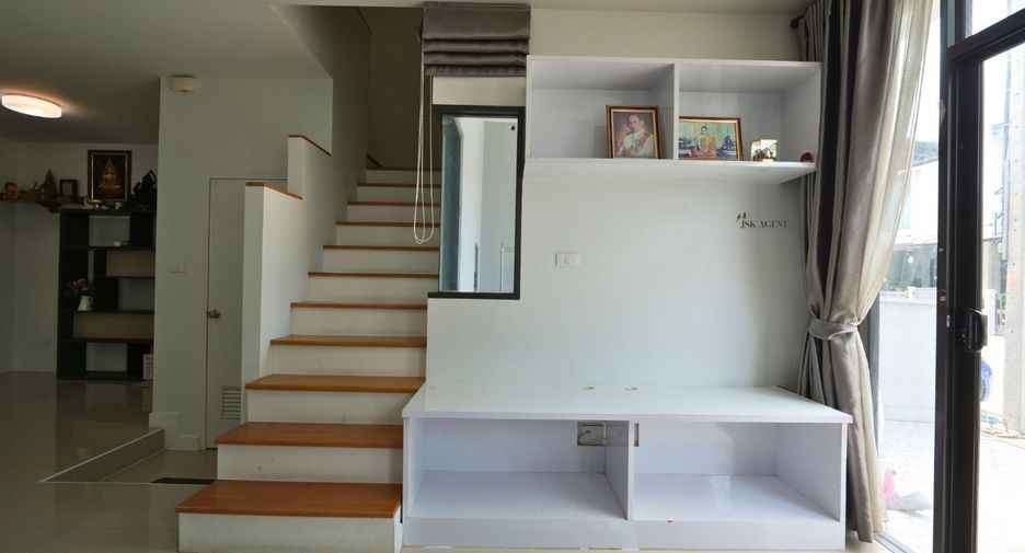 Casa adosada en venta de 3 habitaciones en Sai Mai, Bangkok