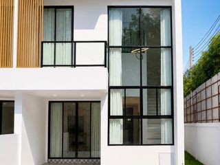 À louer 4 chambres maison de ville à Bang Lamung, Chonburi