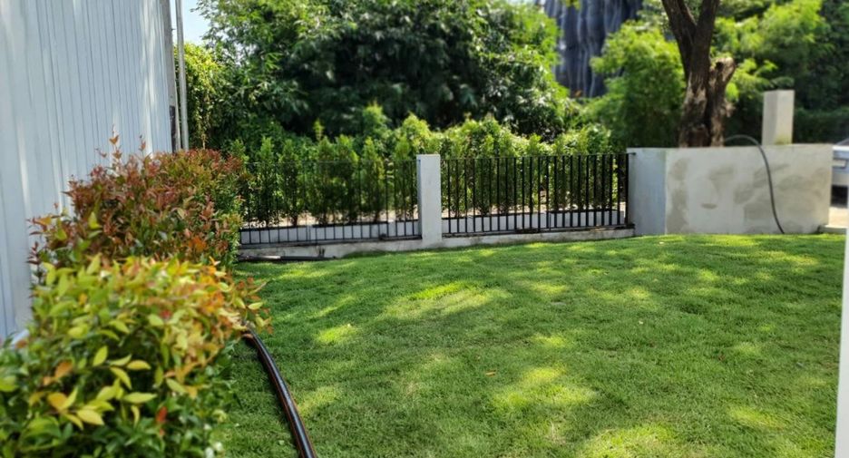 Haus zur Miete und zum Kauf mit 5 Zimmer in Phra Khanong, Bangkok