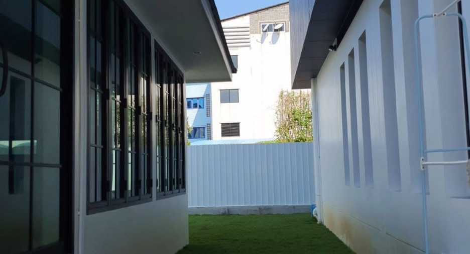 Haus zur Miete und zum Kauf mit 5 Zimmer in Phra Khanong, Bangkok