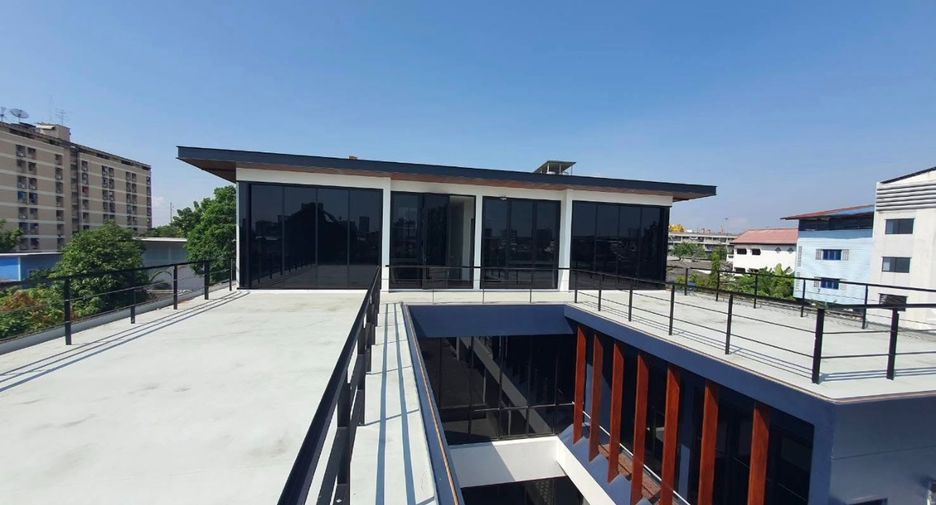 Haus zur Miete und zum Kauf mit 5 Zimmer in Phra Khanong, Bangkok