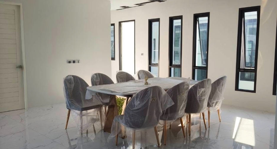 Haus zur Miete und zum Kauf mit 5 Zimmer in Phra Khanong, Bangkok