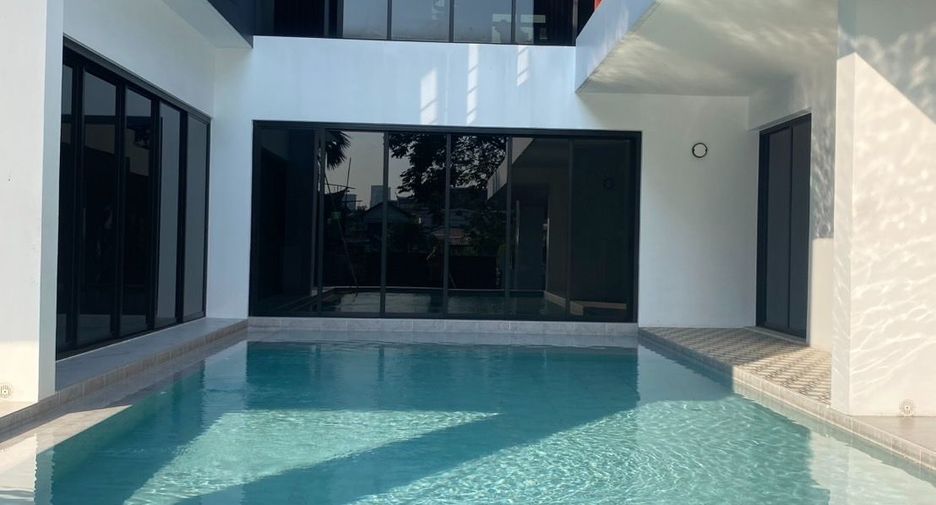 Haus zur Miete und zum Kauf mit 5 Zimmer in Phra Khanong, Bangkok