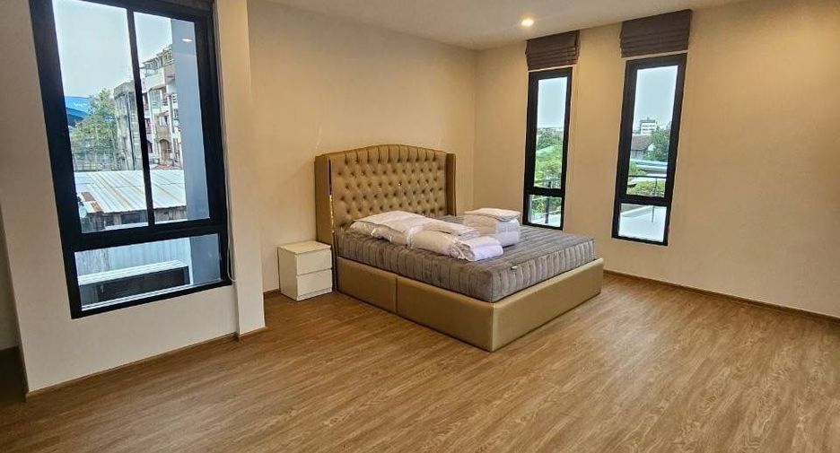 Haus zur Miete und zum Kauf mit 5 Zimmer in Phra Khanong, Bangkok