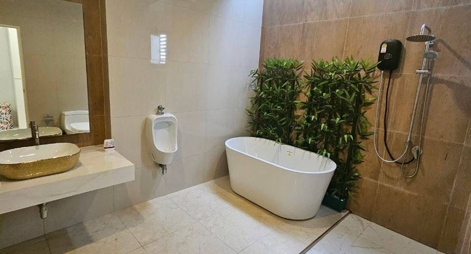 Haus zur Miete und zum Kauf mit 5 Zimmer in Phra Khanong, Bangkok