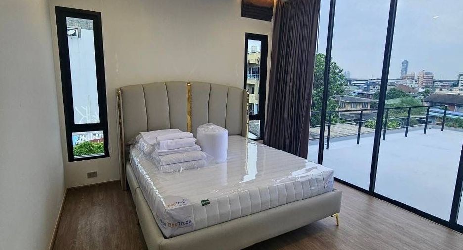 Haus zur Miete und zum Kauf mit 5 Zimmer in Phra Khanong, Bangkok