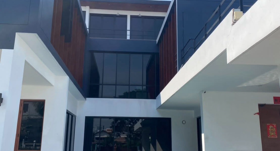 Haus zur Miete und zum Kauf mit 5 Zimmer in Phra Khanong, Bangkok