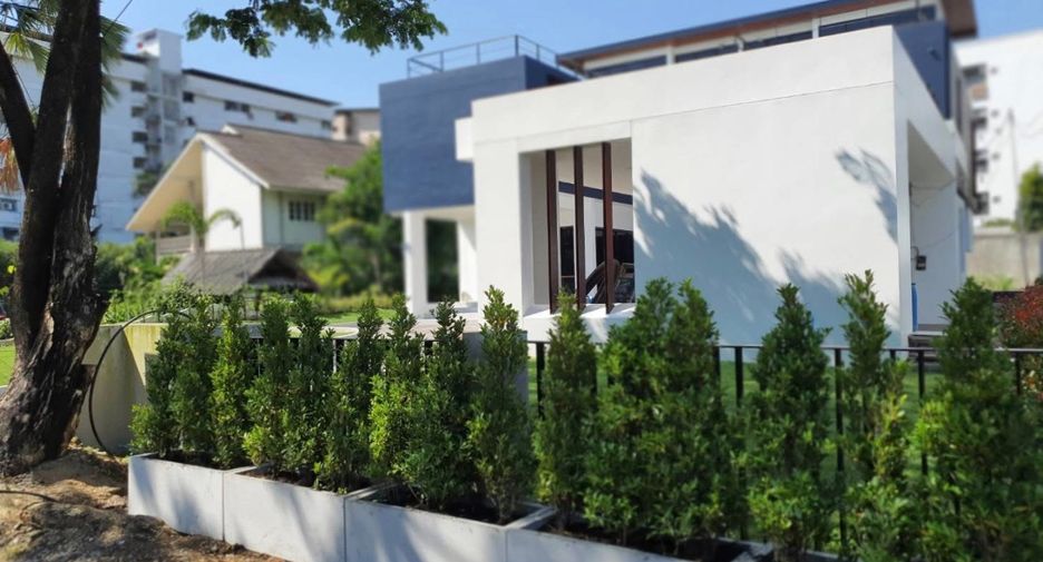 Haus zur Miete und zum Kauf mit 5 Zimmer in Phra Khanong, Bangkok