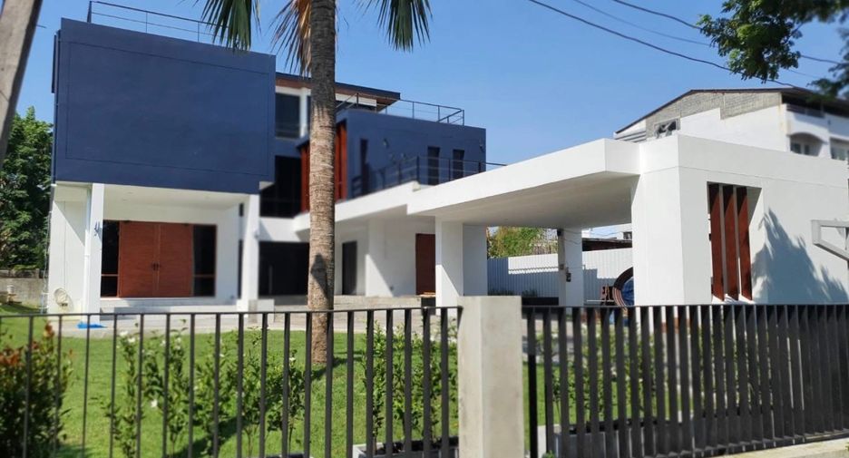 Haus zur Miete und zum Kauf mit 5 Zimmer in Phra Khanong, Bangkok