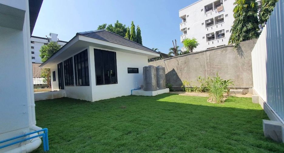 Haus zur Miete und zum Kauf mit 5 Zimmer in Phra Khanong, Bangkok