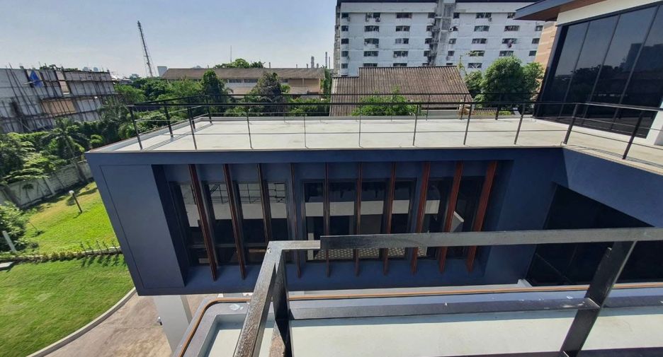 Haus zur Miete und zum Kauf mit 5 Zimmer in Phra Khanong, Bangkok