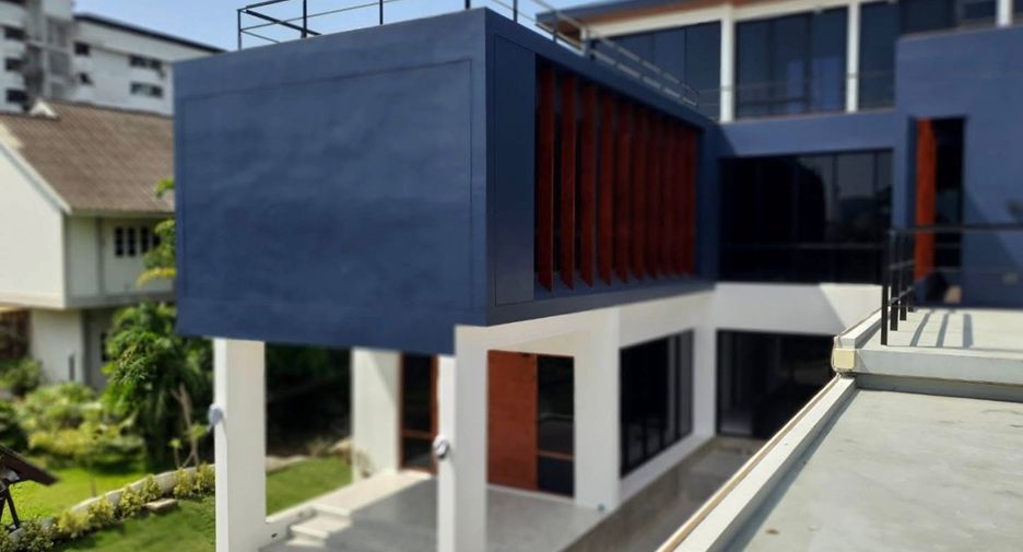 Haus zur Miete und zum Kauf mit 5 Zimmer in Phra Khanong, Bangkok