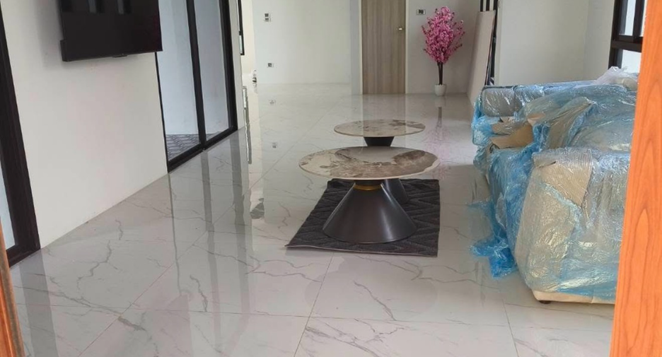 Haus zur Miete und zum Kauf mit 5 Zimmer in Phra Khanong, Bangkok