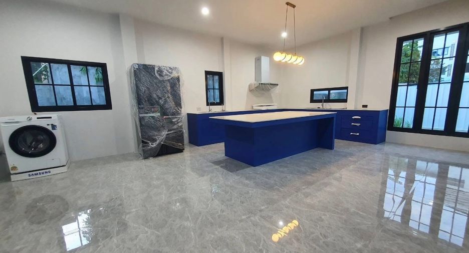 Haus zur Miete und zum Kauf mit 5 Zimmer in Phra Khanong, Bangkok