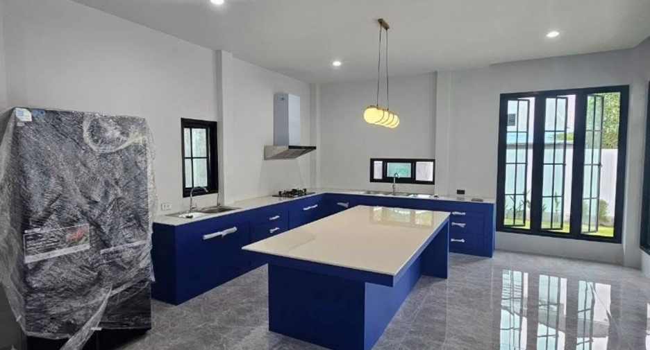 Haus zur Miete und zum Kauf mit 5 Zimmer in Phra Khanong, Bangkok