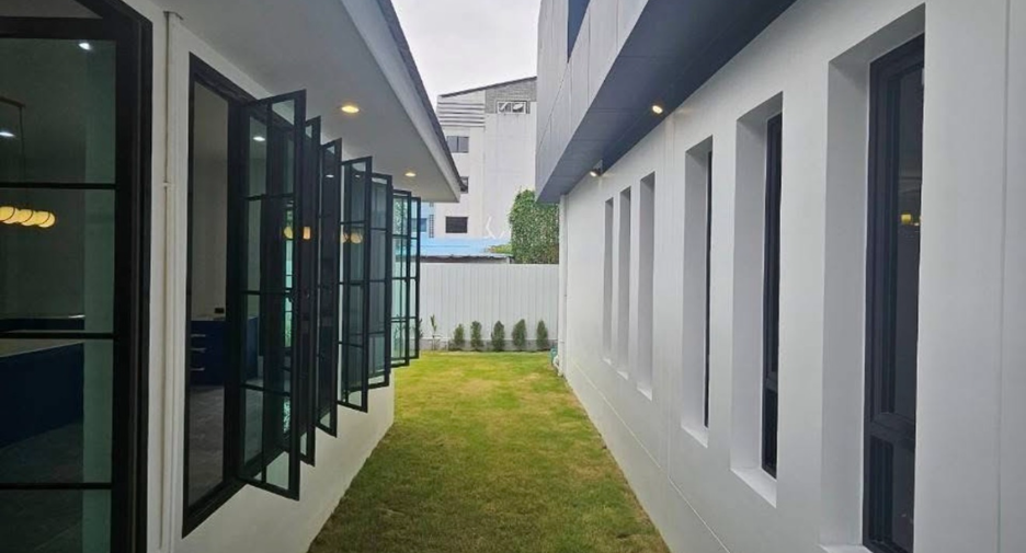 Haus zur Miete und zum Kauf mit 5 Zimmer in Phra Khanong, Bangkok