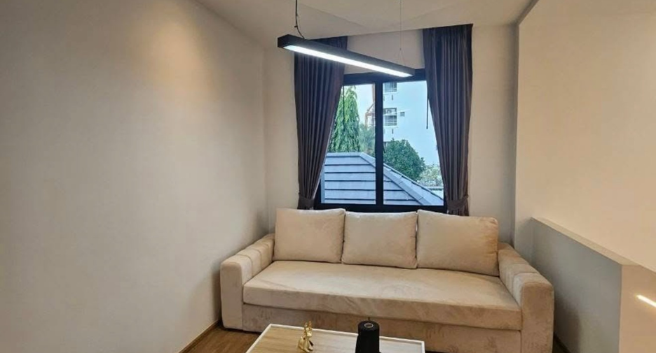 Haus zur Miete und zum Kauf mit 5 Zimmer in Phra Khanong, Bangkok