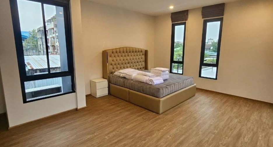 Haus zur Miete und zum Kauf mit 5 Zimmer in Phra Khanong, Bangkok