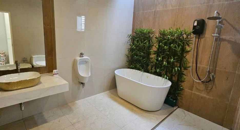 Haus zur Miete und zum Kauf mit 5 Zimmer in Phra Khanong, Bangkok