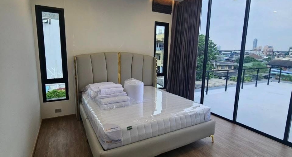 Haus zur Miete und zum Kauf mit 5 Zimmer in Phra Khanong, Bangkok