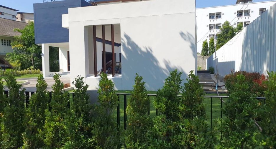 Haus zur Miete und zum Kauf mit 5 Zimmer in Phra Khanong, Bangkok