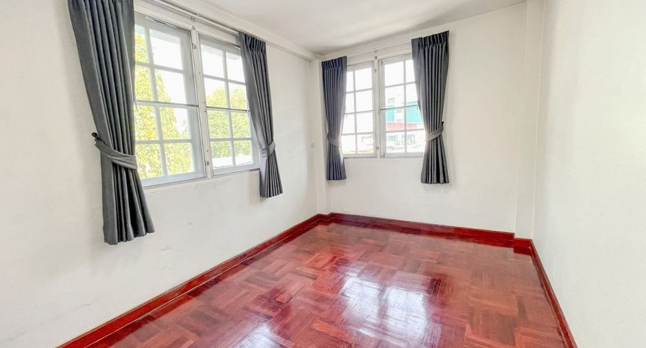 For rent 4 bedrooms house in Khan Na Yao, Bangkok