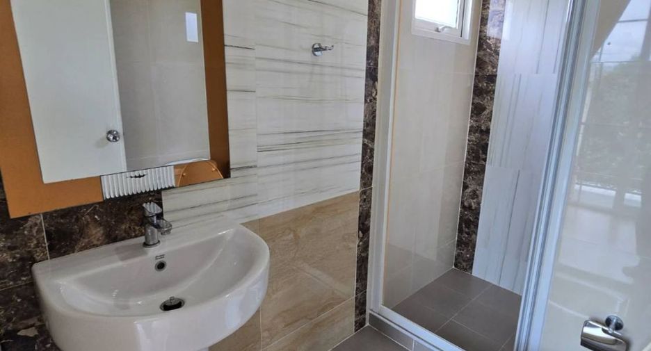 Casa adosada en venta de 4 habitaciones en Chom Thong, Bangkok