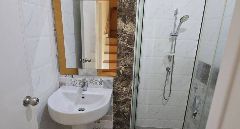 Casa adosada en venta de 4 habitaciones en Chom Thong, Bangkok