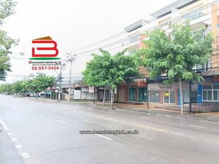 Local comercial en venta de 4 habitaciones en Saphan Sung, Bangkok