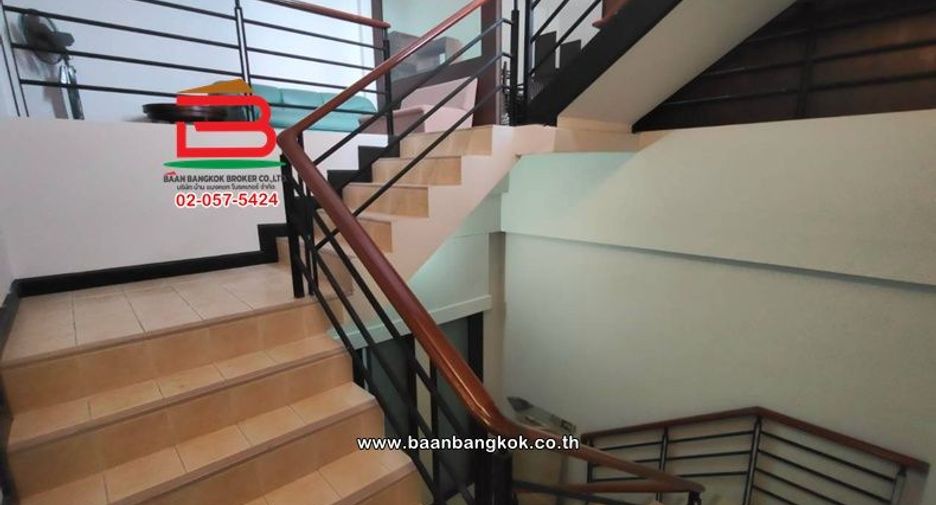 Local comercial en venta de 4 habitaciones en Saphan Sung, Bangkok