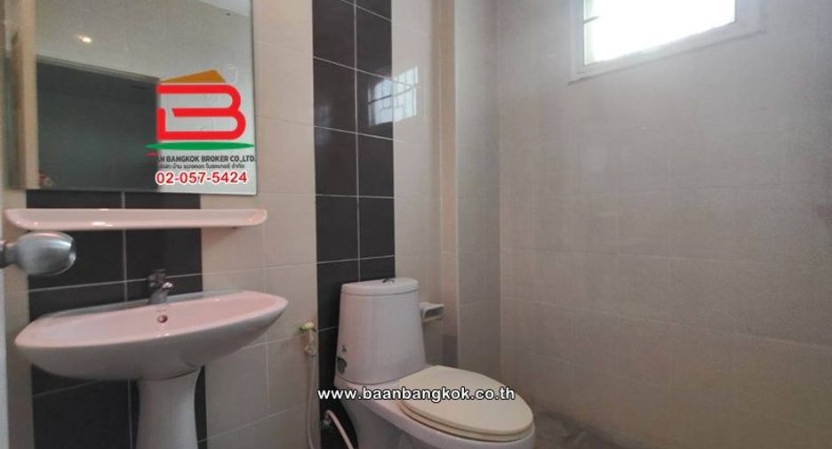 Local comercial en venta de 4 habitaciones en Saphan Sung, Bangkok