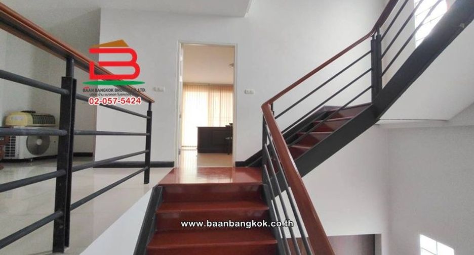Local comercial en venta de 4 habitaciones en Saphan Sung, Bangkok