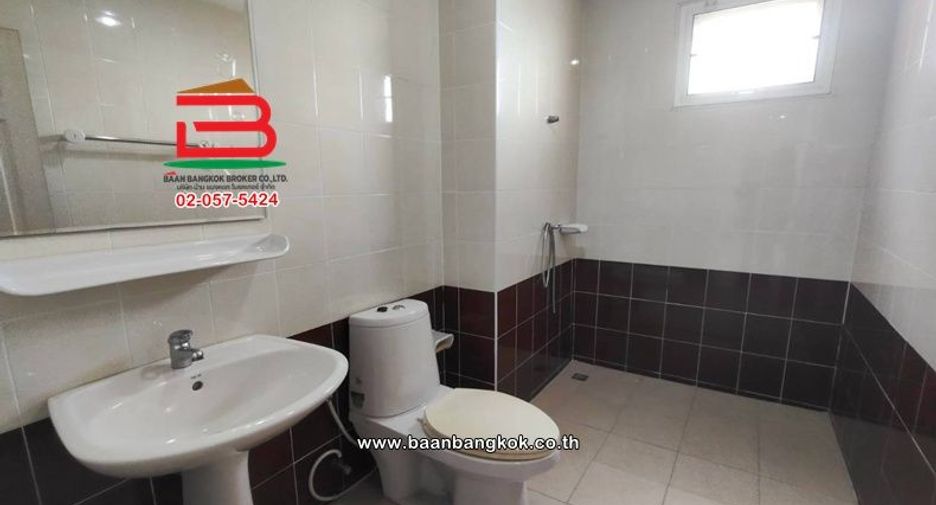 Local comercial en venta de 4 habitaciones en Saphan Sung, Bangkok
