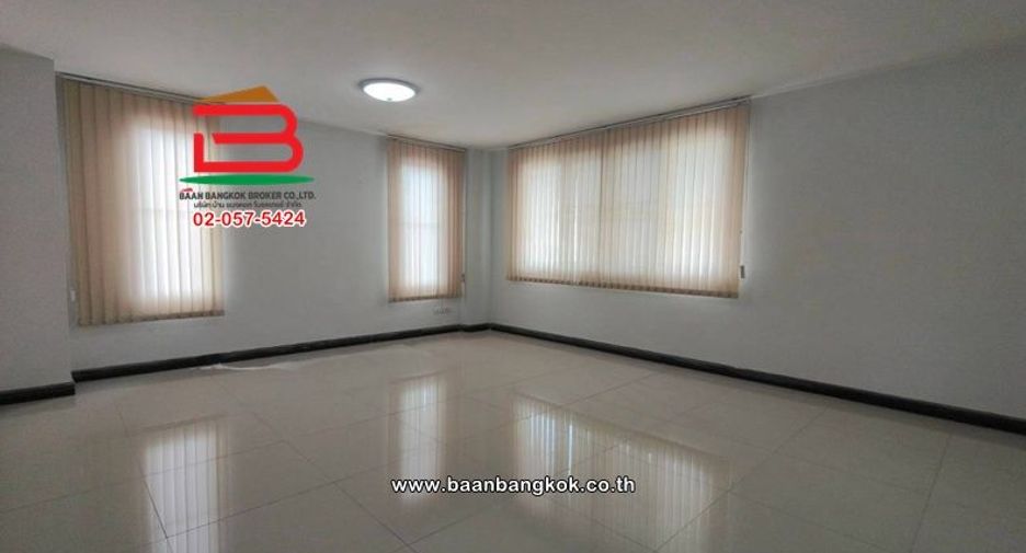 Local comercial en venta de 4 habitaciones en Saphan Sung, Bangkok