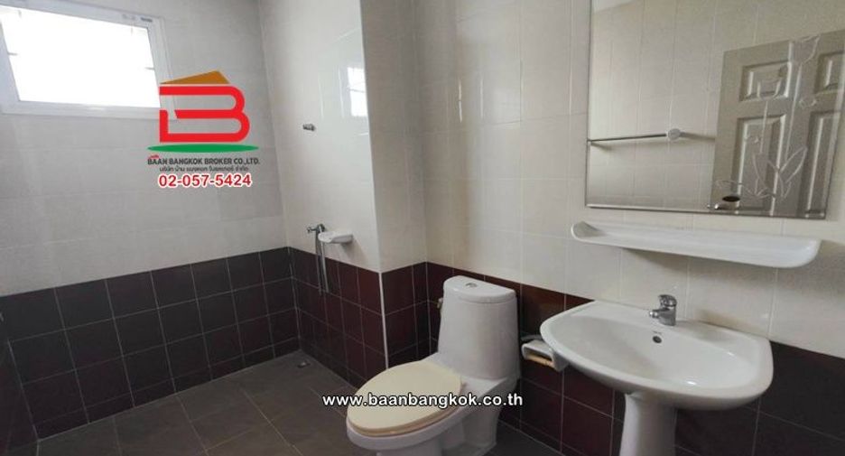 Local comercial en venta de 4 habitaciones en Saphan Sung, Bangkok