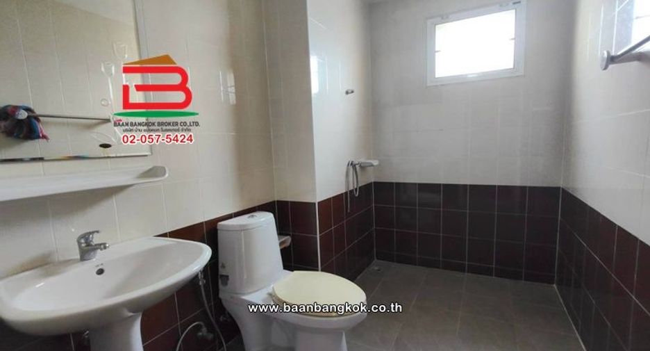 Local comercial en venta de 4 habitaciones en Saphan Sung, Bangkok
