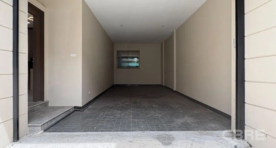Casa adosada en alquiler y en venta de 4 habitaciones en Bang Phlat, Bangkok