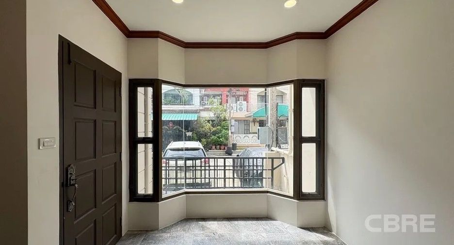 Casa adosada en alquiler y en venta de 4 habitaciones en Bang Phlat, Bangkok