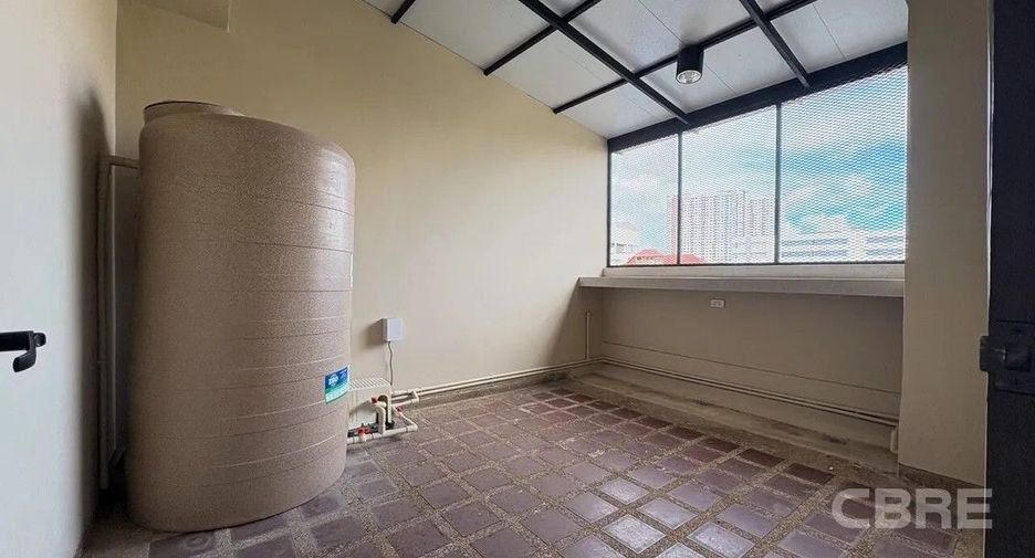 Casa adosada en alquiler y en venta de 4 habitaciones en Bang Phlat, Bangkok