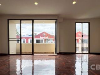 Casa adosada en alquiler y en venta de 4 habitaciones en Bang Phlat, Bangkok