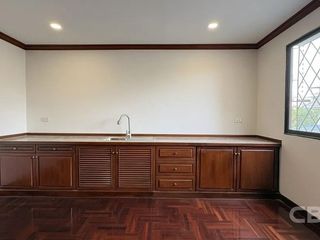 Casa adosada en alquiler y en venta de 4 habitaciones en Bang Phlat, Bangkok